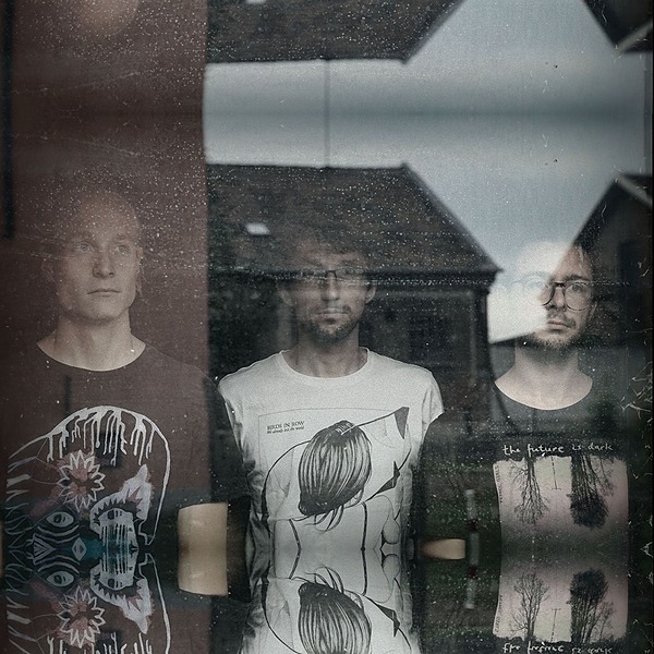 clutch at straws Instagram, Facebook Linktree